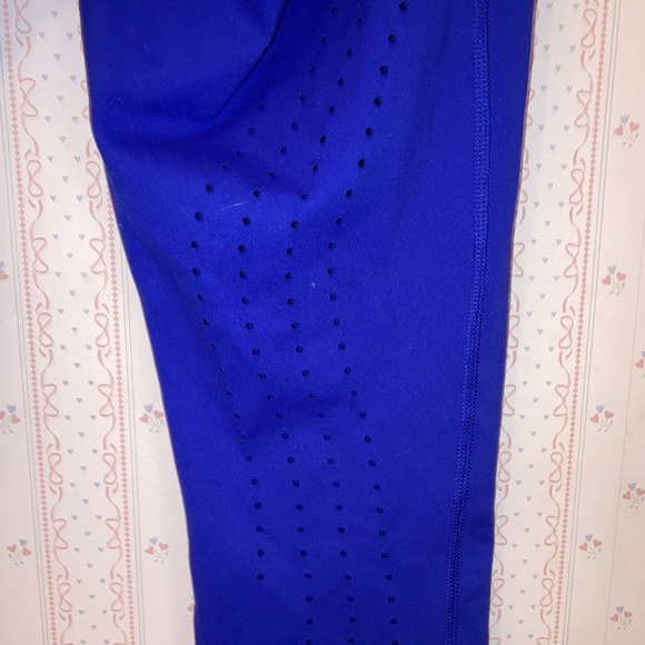 Cute cropped leggings from Yogalicious! Size medium - Picture 4 of 5